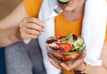 Qué comer después de los 50 para evitar lesiones musculares, según expertos en salud